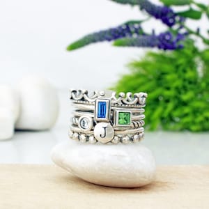 Juego de anillos apilables • Anillos apilables de plata • Bandas de plata • Bandas únicas • Anillos con piedras de nacimiento • Regalo hecho a mano • Anillos con iniciales