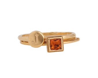 Anéis de ouro vermeil com iniciais e pedras de nascimento - conjunto de 2