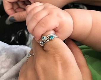 Oferta especial de Cyber Weekend em conjunto de anéis de família feitos à mão em prata de lei: anéis empilháveis com iniciais e pedras de nascimento.