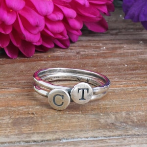 Juego de 2 anillos iniciales de pila de plata • Gran regalo de pareja • Regalo de mamá • Anillos de pila de letras • Anillos minimalistas • Regalo de nueva mamá • Regalo de mejor amigo