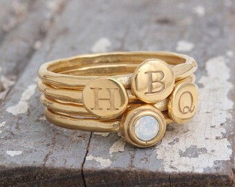 Conjunto de anéis empilháveis com pedra de nascimento inicial em ouro vermeil 24K