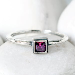 Anello Mother Birthstone • Stack Gemstone Ring • Single Silver Birthstone Band • Sterling Silver Stack Mothers Ring • Regalo personalizzato