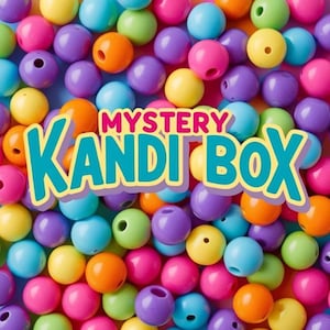 Può includere: Un vivace assortimento di perline colorate nei toni del rosa, viola, giallo, arancione, verde e blu. L'immagine presenta il testo "MYSTERY KANDI BOX" in un carattere giocoso, suggerendo un assortimento a sorpresa di forniture per l'artigianato.