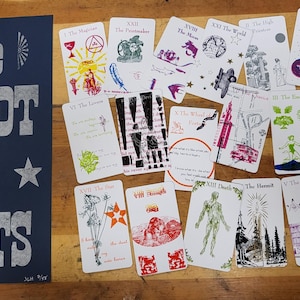 Tarot of Sorts – zabytkowa talia kart tarota z nadrukiem wypukłym zdjęcie 3