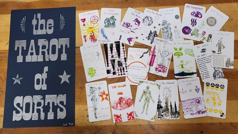 Tarot of Sorts – zabytkowa talia kart tarota z nadrukiem wypukłym zdjęcie 3