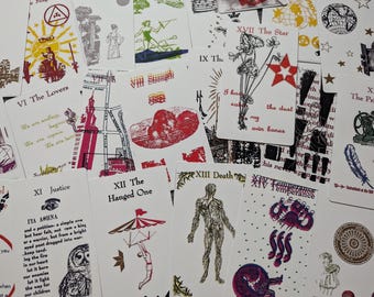 Może przedstawiać: Zestaw kart tarota z kolorowymi ilustracjami i tekstem. Karty przedstawiają różne symbole i obrazy, w tym gwiazdy, serce, powieszonego mężczyznę i kobietę z koroną. Karty są wydrukowane na białym papierze czarnym tuszem.