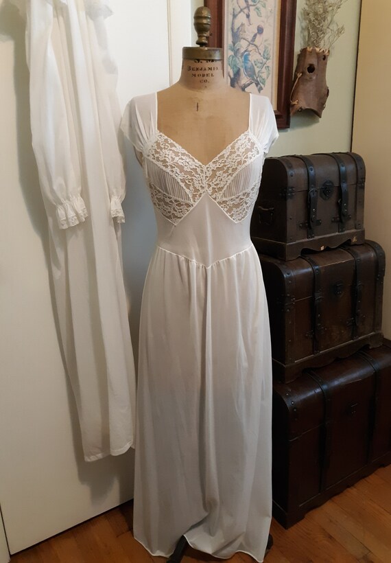 Vintage Nylon Nightgown and Robe - image 8