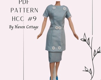 Pode incluir: Padrão PDF para um vestido, etiquetado como "HCC #9" por Haven Cottage. O vestido é azul claro com um padrão chevron e botões brancos. A boneca está vestindo o vestido e sapatos azuis.