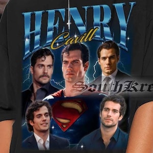 Op de afbeelding: Een zwart T-shirt met een grafische print van Henry Cavill als Superman. De grafiek bevat meerdere afbeeldingen van Cavill in verschillende rollen, waaronder zijn vertolking van Superman. De tekst "Henry Cavill" is in blauwe en witte letters op het shirt gedrukt.