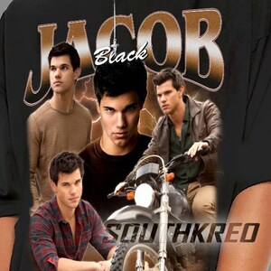 Puede incluir: Camiseta negra con un gráfico de estilo vintage de Jacob Black de la saga Crepúsculo. El gráfico presenta a Jacob en una motocicleta con otros personajes de la película. El texto "Jacob Black" está impreso en letras doradas.