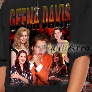 Puede incluir: Una camiseta negra con un estampado gráfico de Geena Davis en un collage de diferentes fotos. La camiseta tiene un corte holgado y cuello redondo. El fondo del gráfico es de color naranja y amarillo fuego con rayos negros.