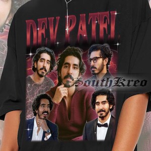Może przedstawiać: Czarny T-shirt z kolażem zdjęć Deva Patela. Na koszulce widnieje napis "Dev Patel" czerwonymi literami.