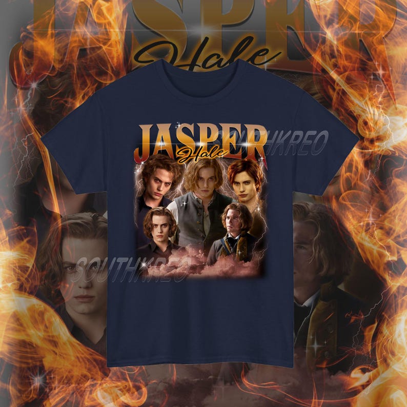 K&ouml;nnte beinhalten: Marineblaues T-Shirt mit dem Text "JASPER Hale" und einer Collage von Bildern. Die Grafik zeigt mehrere Portr&auml;ts einer Person mit langen, hellen Haaren. Der Hintergrund hat ein feuriges Design.