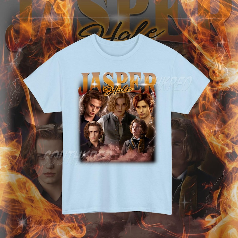 K&ouml;nnte beinhalten: Hellblaues T-Shirt mit einer Grafik von mehreren Personen mit langen Haaren und dem Text "JASPER Hale" in Gold und Orange. Die Grafik ist vor einem wolkigen Hintergrund platziert.