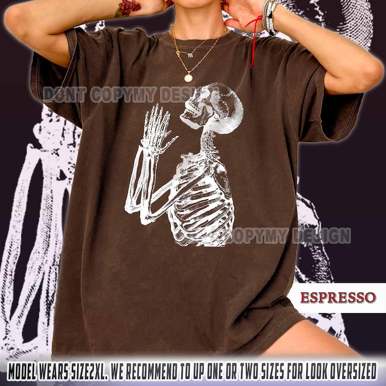 Bedjande skelettskjorta, gotisk andlig t-shirt, skelettbönskjorta, mörk estetisk dödskalleskjorta, religiös goth-t-shirt, vintage skelettkonst bild 5