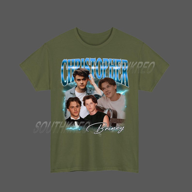 Peut inclure: T-shirt vert olive avec un graphisme de style vintage. Le motif pr&eacute;sente le nom "Christopher" en bleu, superpos&eacute; &agrave; un collage de quatre jeunes hommes. Le texte "Southwest Briney" est &eacute;galement visible.
