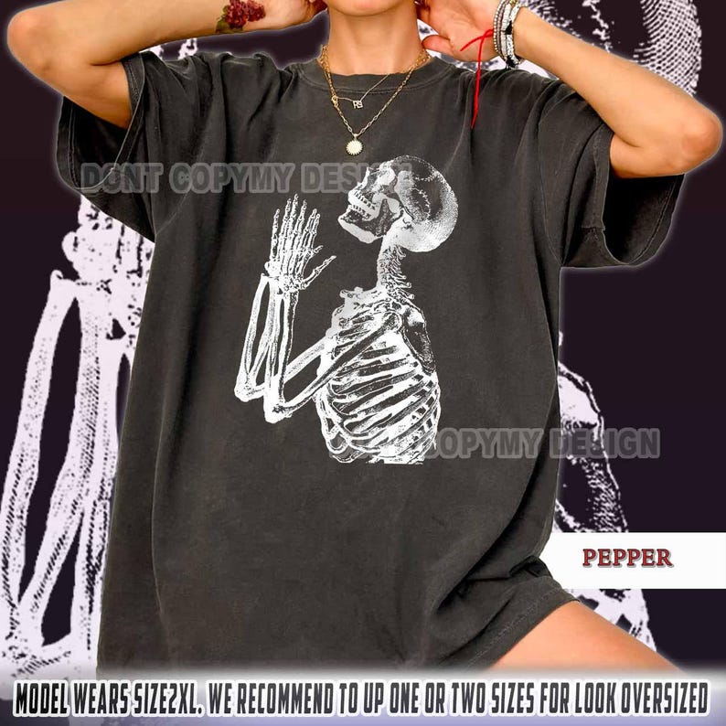 Bedjande skelettskjorta, gotisk andlig t-shirt, skelettbönskjorta, mörk estetisk dödskalleskjorta, religiös goth-t-shirt, vintage skelettkonst bild 1