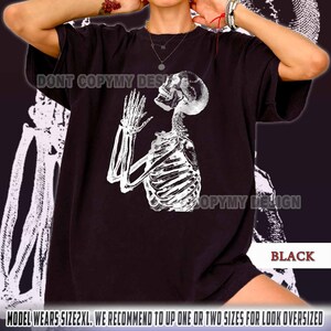 Bedjande skelettskjorta, gotisk andlig t-shirt, skelettbönskjorta, mörk estetisk dödskalleskjorta, religiös goth-t-shirt, vintage skelettkonst bild 3