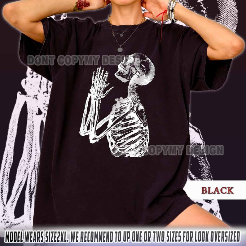 Bedjande skelettskjorta, gotisk andlig t-shirt, skelettbönskjorta, mörk estetisk dödskalleskjorta, religiös goth-t-shirt, vintage skelettkonst bild 3