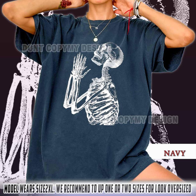Bedjande skelettskjorta, gotisk andlig t-shirt, skelettbönskjorta, mörk estetisk dödskalleskjorta, religiös goth-t-shirt, vintage skelettkonst bild 4