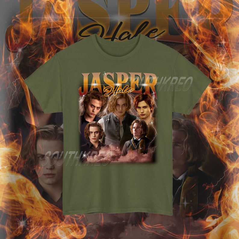 K&ouml;nnte beinhalten: Olivgr&uuml;nes T-Shirt mit einem Vintage-Grafikdesign. Es zeigt den Text "JASPER Hale" und Portr&auml;ts mehrerer Personen. Das Design hat eine Retro-&Auml;sthetik.