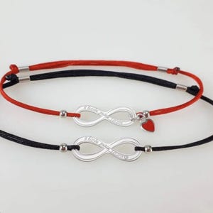 Silberarmband für verliebte Herzen. Infinity ist ein Symbol für endlose Liebe und Loyalität.  Sie können Ihre eigenen speziellen Wörter schreiben