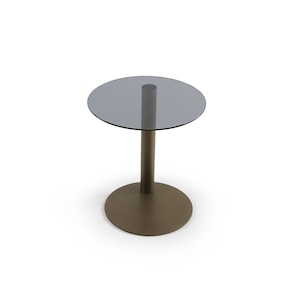 Op de afbeelding: Een ronde tafel met een cirkelvormig, halfdoorzichtig grijs glazen blad, ondersteund door een centrale cilindrische kolom en een platte, ronde voet, beide afgewerkt in een effen, matte bronskleur.