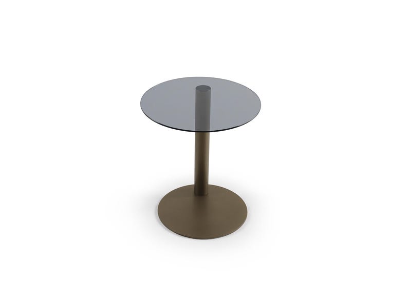Op de afbeelding: Een ronde tafel met een cirkelvormig, halfdoorzichtig grijs glazen blad, ondersteund door een centrale cilindrische kolom en een platte, ronde voet, beide afgewerkt in een effen, matte bronskleur.