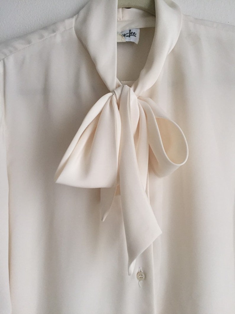 Didnt jane fonda wear this vintage white bow shirt in the 1980s movie 9 to 5?