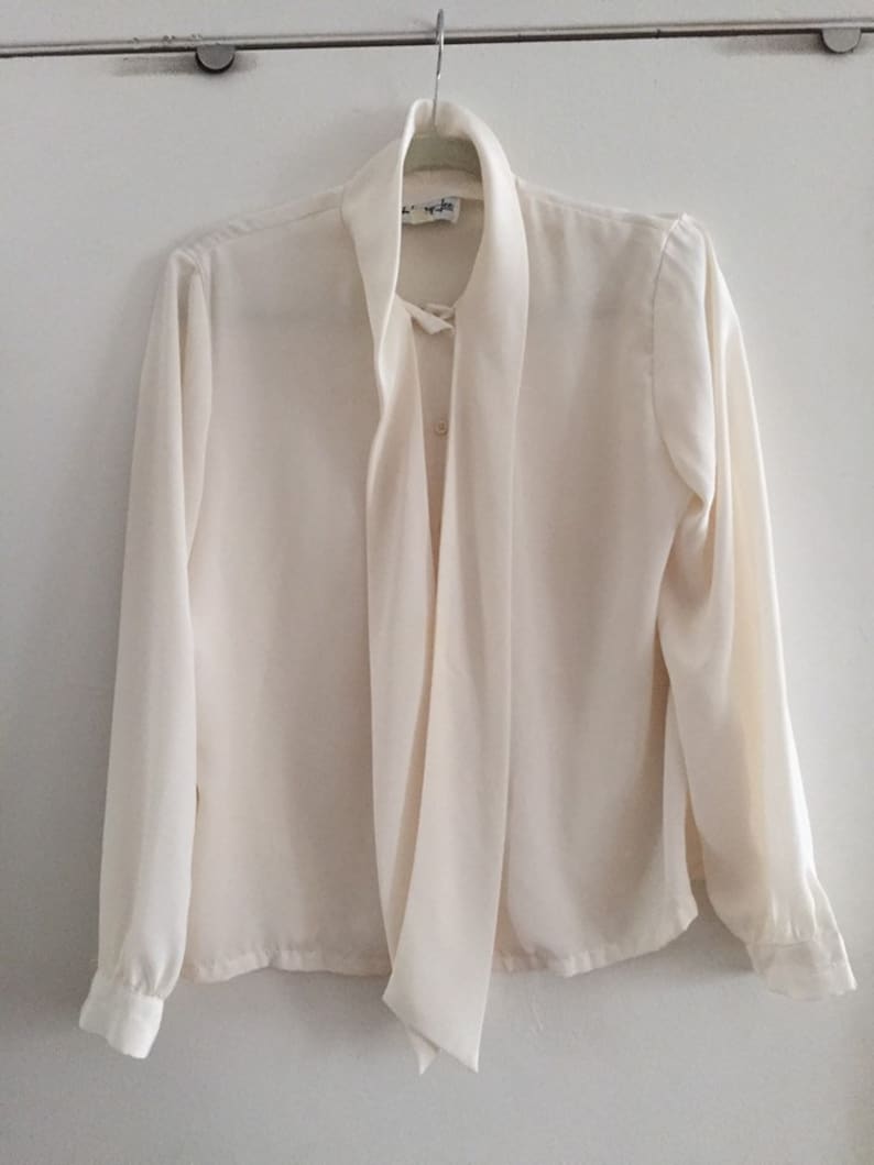 Didnt jane fonda wear this vintage white bow shirt in the 1980s movie 9 to 5?