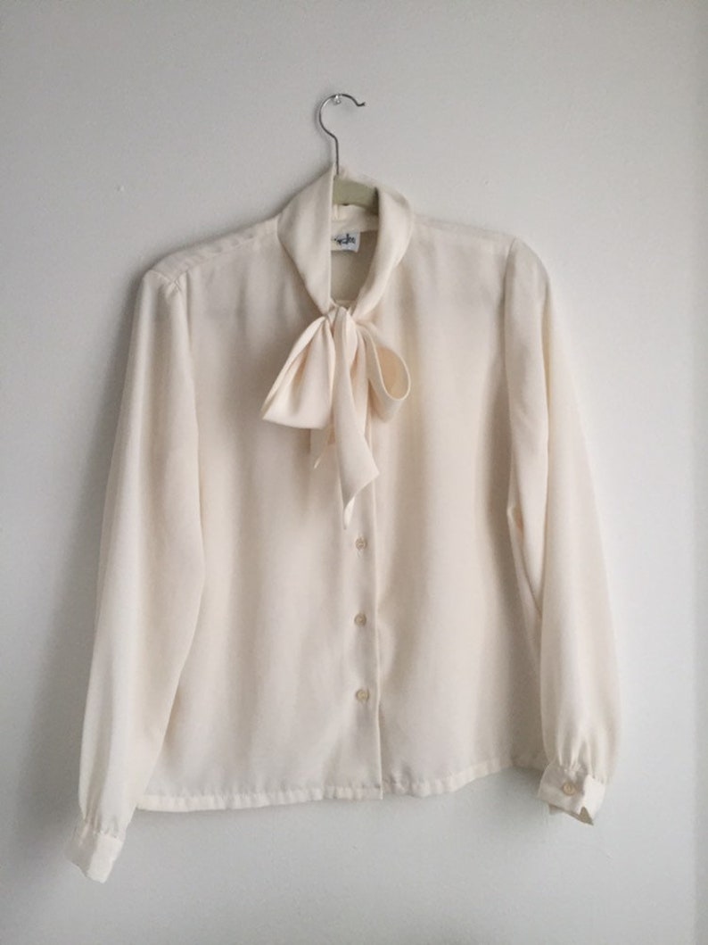 Didnt jane fonda wear this vintage white bow shirt in the 1980s movie 9 to 5?