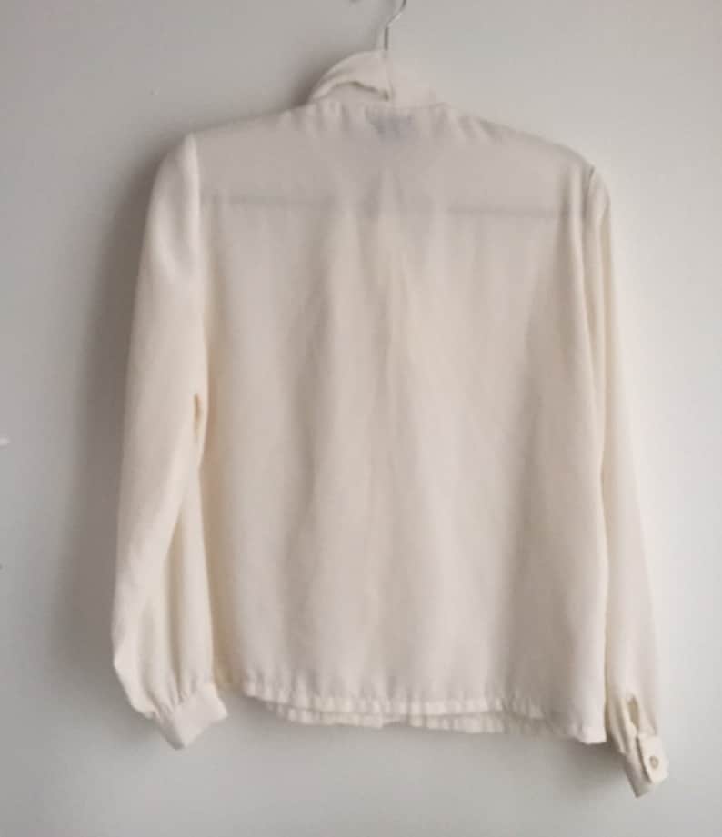 Didnt jane fonda wear this vintage white bow shirt in the 1980s movie 9 to 5?