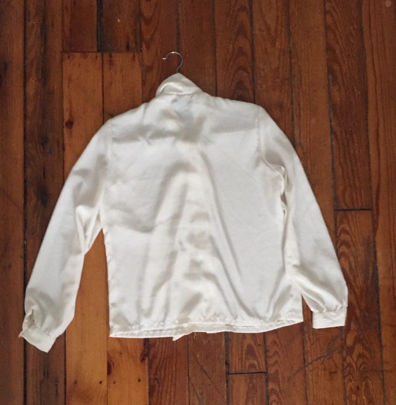 Didnt jane fonda wear this vintage white bow shirt in the 1980s movie 9 to 5?