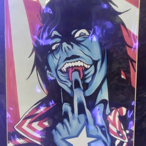 Puede incluir: Una ilustración azul y blanca de una persona con cabello negro largo, usando una chaqueta roja, blanca y azul. La persona está levantando su dedo medio y tiene una gran sonrisa con los dientes y la lengua afuera.