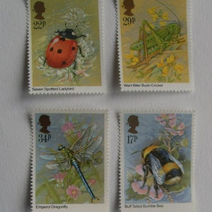 Op de afbeelding: Een verzameling van vijf postzegels met gedetailleerde illustraties van insecten. De postzegels tonen een lieveheersbeestje, een sprinkhaan, een libelle, een hommel en een hertkever. Elke postzegel heeft een prijs en de naam van het insect.