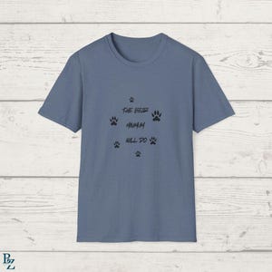 Puede incluir: Una camiseta azul con el texto "THE BEAR MINIMUM WILL DO" y huellas de patas.
