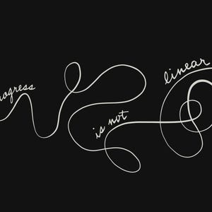 Könnte beinhalten: Eine weiße Linienzeichnung auf schwarzem Hintergrund, die "progress is not linear" lautet. Die Linie ist in einer durchgehenden Linie gezogen und bildet eine Reihe von Schleifen und Kurven.