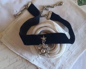 Vintage 90,s Glam Velvet Choker with Star Flower Rhinestone. Adjustable 15.5" inches.