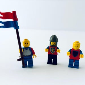 LEGO Castle Knights - Lion crest (1984) Vintage LEGO Minifigures - 3 knights with accessories
