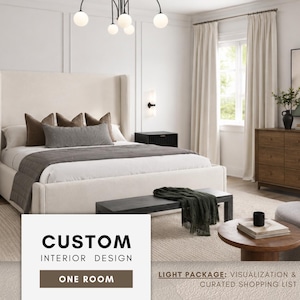 Pode incluir: Um quarto com uma cama grande estofada em creme com cabeceira alta, duas mesas de cabeceira pretas, uma cômoda de madeira, uma poltrona cinza e uma mesa de centro de madeira. O texto na imagem diz: CUSTOM INTERIOR DESIGN ONE ROOM LIGHT PACKAGE.