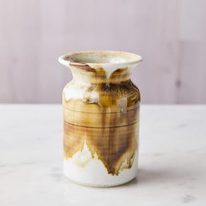 Jarrón pequeño Apex II, raro, hecho a mano en cerámica de estudio, artesano del noroeste, color café marrón suave y caramelo crema, mousse de moca, fabricado en el noroeste del Pacífico.
