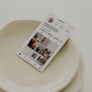 Modelo de cartão de visita editável para mídias sociais com QR Code e fotos