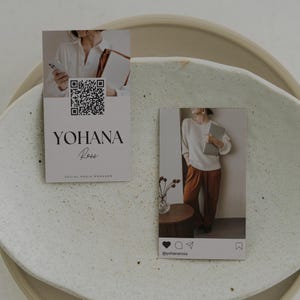 Modello di biglietto da visita modificabile per i social media con codice QR e foto