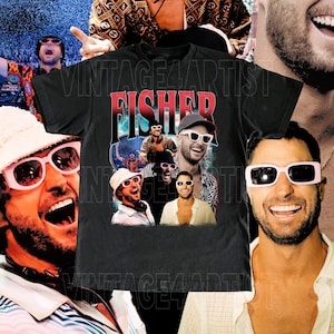 Puede incluir: Camiseta negra con un estampado gráfico de cuatro hombres con gafas de sol y la palabra "FISHER" en letras blancas.