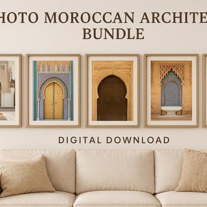 Peut inclure: Cinq impressions encadrées présentant l'architecture marocaine, avec des portes arquées et des détails ornés. Les impressions sont affichées au-dessus d'un canapé beige avec des coussins. Le texte "5-PHOTO MOROCCAN ARCHITECTURE BUNDLE" et "DIGITAL DOWNLOAD" sont visibles.
