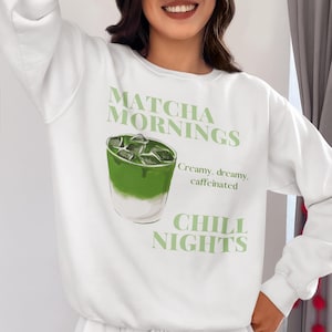 Matcha Mornings Chill Nights Sweatshirt, Matcha Liebhaber Geschenk, gemütlicher Rundhalsausschnitt, Ästhetischer Grüner Tee Shirt, Herbst Loungewear für Sie, Matcha Girlie