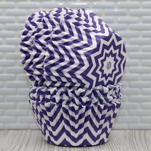 Revestimientos para cupcakes de Chevron morado (cantidad 36) tazas para hornear de Chevron morado, papeles para cupcakes de Chevron morado, envoltorios para cupcakes morados, taza para hornear morada