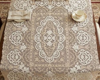 Mantel de lino de algodón bordado con encaje francés grueso, cosido a mano.