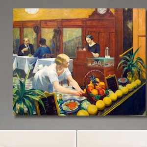 Puede incluir: Una pintura que representa a una mujer con un vestido blanco de pie detrás de un mostrador con una exhibición de fruta. El mostrador es de madera oscura y hay otras personas en el fondo.