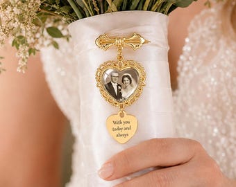Spilla personalizzata con bouquet da sposa e foto personalizzata, spilla da bavero per la sposa, spilla con foto di matrimonio, regalo commemorativo di matrimonio.